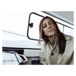 Blanca Suárez Instagram - en esta foto estaba en Bretaña y acabábamos de ver focas en el mar; esta es mi aportación de viernes 👌