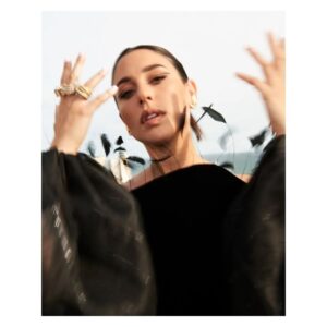 Blanca Suárez Instagram - blanca in b l a c k
 [chiste malo fácil]
●

@_freddyalonso @natalia_natalita @carmialbornoz @palomarodriguezjuanes @sergio_borondo @cescorodriguez @guerlain