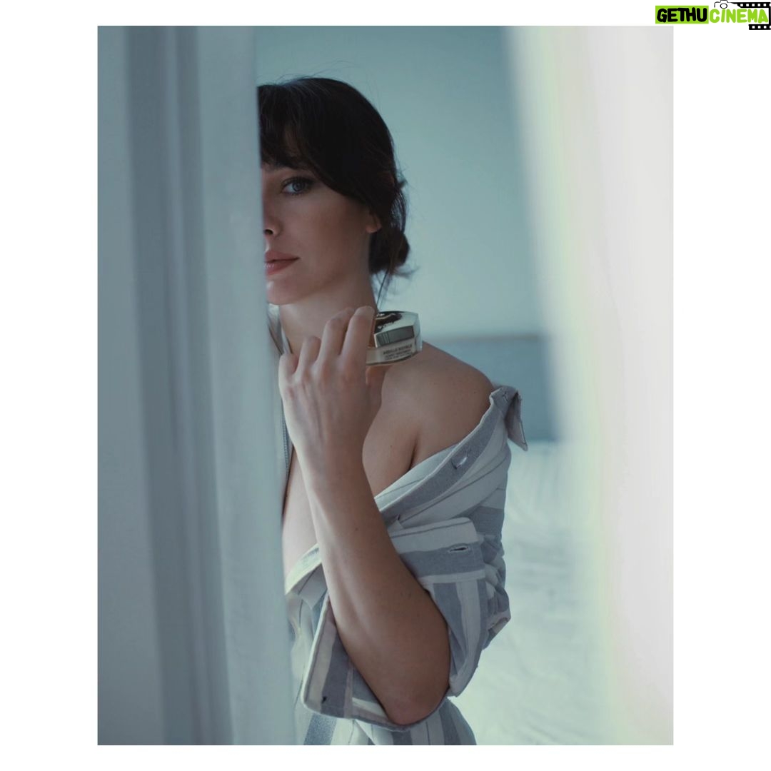 Blanca Suárez Instagram - Nueva rutina #AbeilleRoyale: miel + ácido hialurónico polifragmentado + hexapétidos. @guerlain