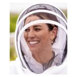 Blanca Suárez Instagram - Orgullosa de formar parte de la familia @Guerlain y compartir su compromiso de protección de las abejas. Hoy es el Día Mundial de las Abejas. Muchos tesoros y recursos naturales dependen de las 🐝 🐝 🐝 Comprometerse con su protección significa esforzarse por transmitir las maravillas de la Naturaleza a las generaciones futuras, salvaguardando su futuro. #GuerlainForBees #WorldBeeDay