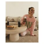 Blanca Suárez Instagram - 🍔 + 🥤 = happy thursday @cocacola_esp #RecipeForMagic #cocacola