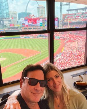 Bob Saget Instagram - Awesome time as guests @cardinals game - Don’t be mad I’m a Dodgers fan and my wiff @eattravelrock loves her Cubs— but this a great game and the Cards are killin’ it —and the fans are great. Even got some laughs from the crowd on the Jumbotron. See ya next time at some great theatre in town, St. Louis!! Thanks @explorestlouis !