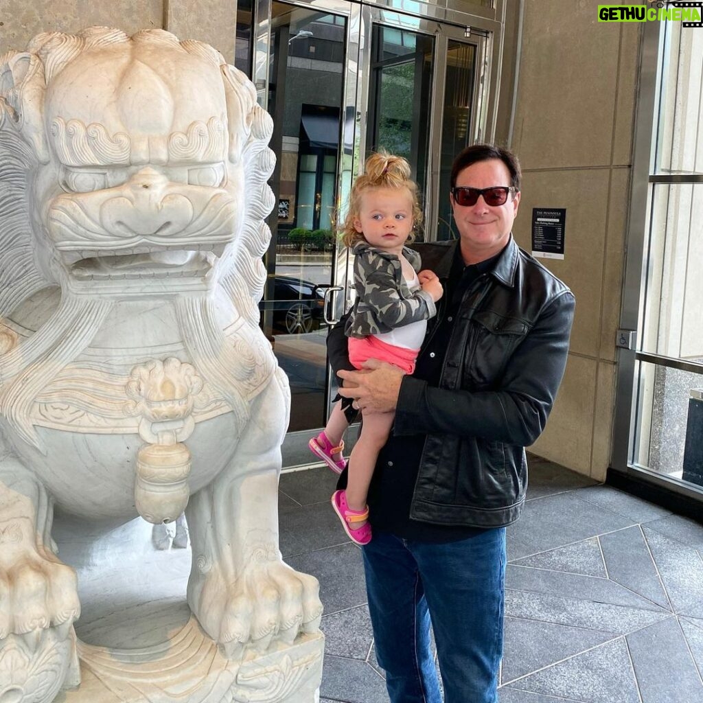 Bob Saget Instagram - First time I got to spend time with my new niece in Chicago!!! She’s not the one on the far left. That’s a stone lion in front of The Peninsula Hotel, my fave home away from home in Chi-Town. So happy to finally meet my sister-in-law’s amazingly adorable kid! Had to wait ‘til she was 18 months to meet her! Love mi famiglia. The Peninsula Chicago
