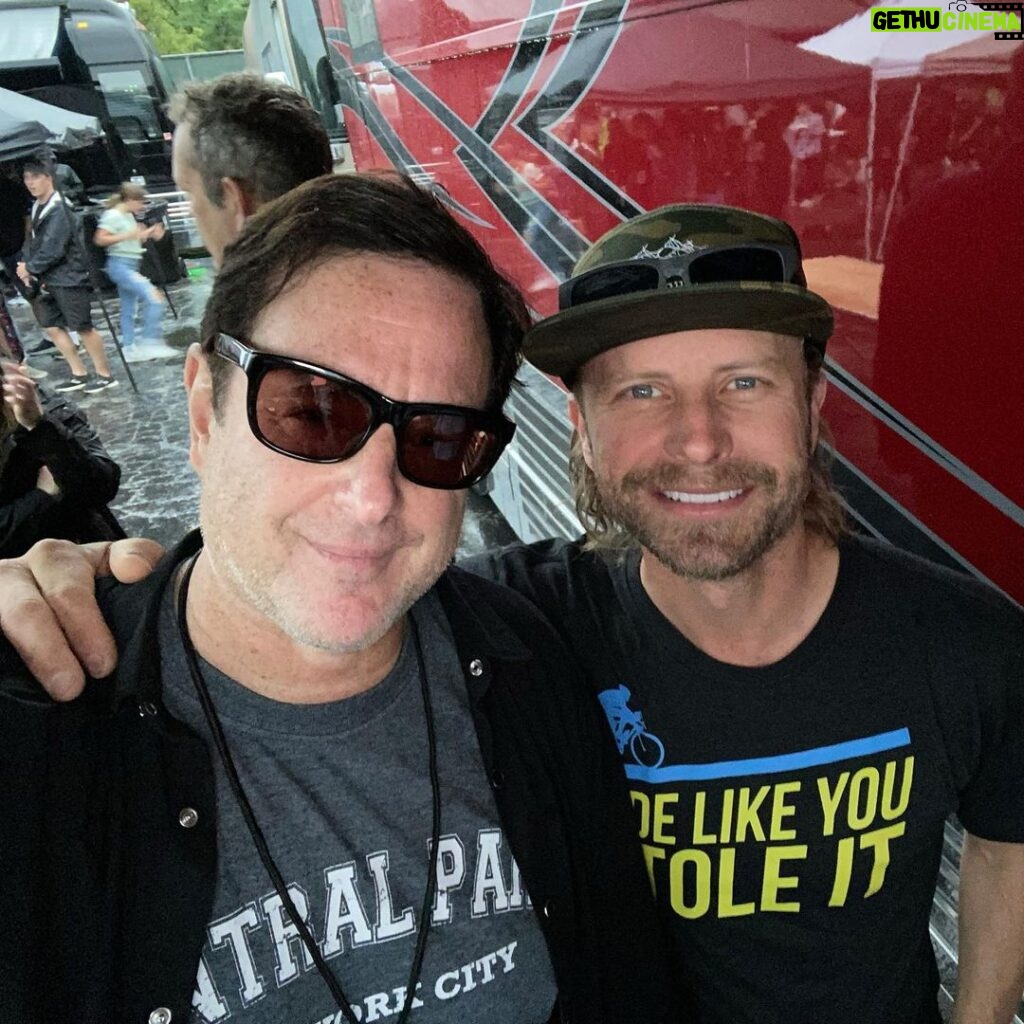 Bob Saget Instagram - So much fun tonight seein’/hearin’/meetin’ @dierksbentley at his awesome show @windycitysmokeout - Such a talented gracious man. Thanks @eattravelrock for makin’ this happen. “Drunk on a Plane” never sounded so good on land. Happy weekend everyone. Damn I love Chicago. United Center