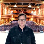 Bob Saget Instagram - So nice to do tonight’s show for @comedyandacause which raises money for the organization @save_a_warrior_saw which helps Veterans through hard times. Such a pleasure to do this sold out show with my buddy @therealmikeyoung ✌🏼🇺🇸 📷: @eilello The Tower Theatre