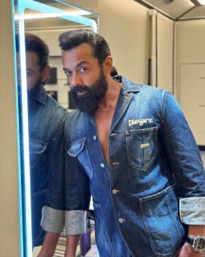 Bobby Deol Instagram - Objects in the mirror are more dangerous than they appear! #AnimalKaEnemy

Advance bookings open now … see you in cinema December 1, 2023 #Animal

Link in Bio!

#LinkInBio