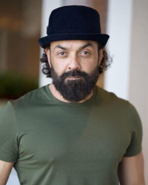 Bobby Deol Instagram - 🎩

📸: #DharamDeol
