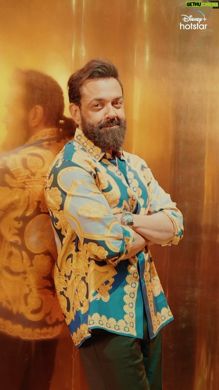 Bobby Deol Instagram - This Soldier never fails to arrive in STYLE, even if he’s just out to sip Koffee☕✨ #HotstarSpecials #KoffeeWithKaran Season 8 Episode 2 streams from Thursday 2nd Nov. #KWKS8OnHotstar @iamsunnydeol @iambobbydeol @karanjohar @apoorva1972 @jahnviobhan @dharmaticent