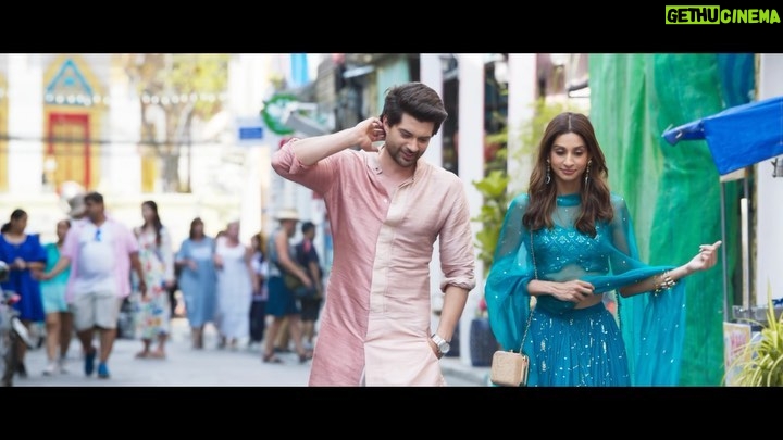Bobby Deol Instagram - Rajshri’s Love Song Of The Year Is Here! 💙🌧️ #Dono Title Track Out Now.. Directed by @avnish.barjatya Starring @the_rajveer_deol @palomadhillon @rajshrifilms @officialjiostudios #DonoTheFilm #SongOutNow @donothefilm @zeemusiccompany @shankarehsaanloy @kamil_irshad_official @vijayganguly @armaanmalik