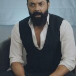 Bobby Deol Instagram - Aapko kya lagta hai? Kya badla hai mujhme? Can you guys tell me? #WhatsNew #BobbyDeol #Ad