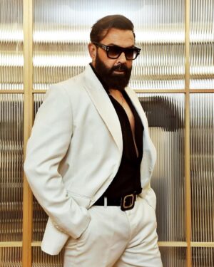 Bobby Deol Instagram - Special Night 🖤💫

Outfit by : @ashishnsoniofficial  @nashishsoni
Styled by : @taniadeol 
Make-up by : @makeup_sidd 
Hair styled by : @Aalimhakim @shahrukhmohd786 
📸 : @pramodrthakur007