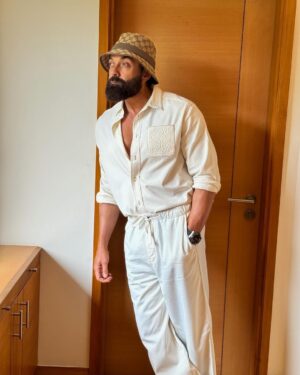 Bobby Deol Instagram - Happy Sunday! 💛🥰