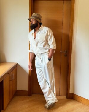 Bobby Deol Instagram - Happy Sunday! 💛🥰