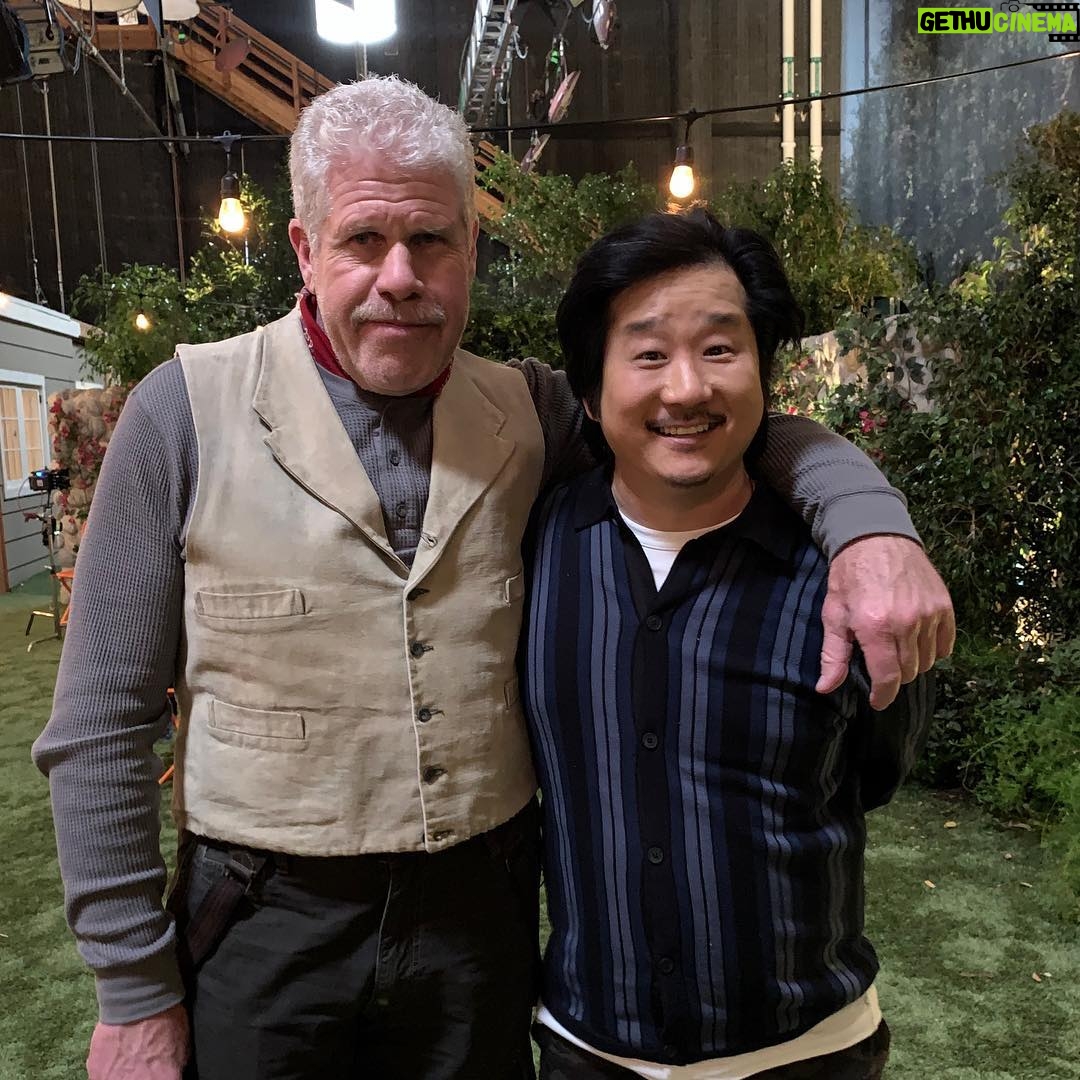 Bobby Lee Instagram - The last of week of @splittinguptogether Papa is working with legend @perlmutations @msjennafischer @theoliverhudson @lindsayjprice @oliviakeville @vanrcrosby