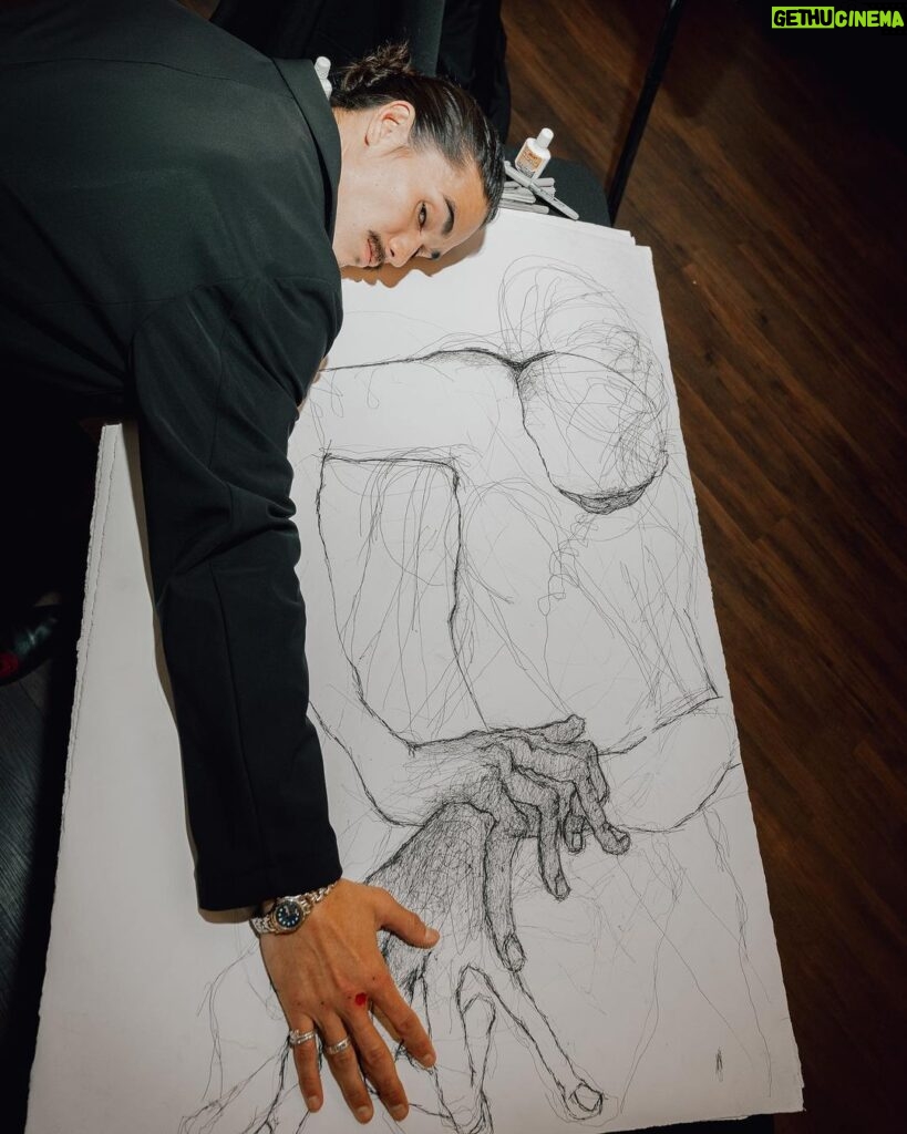 Booboo Stewart Instagram - Drawing has become so much more than just trying to make something interesting, more than what I think would look “good” on a wall, or even something thats just fun to do,, I’m so thankful to have found it as a form of communication and as a release,, thank you so much to @parkwestvegas and to everyone who came to see my exhibition “Things I Don’t Know How To Talk About” 🦅 really couldn’t say thank you enough 🤙🏽