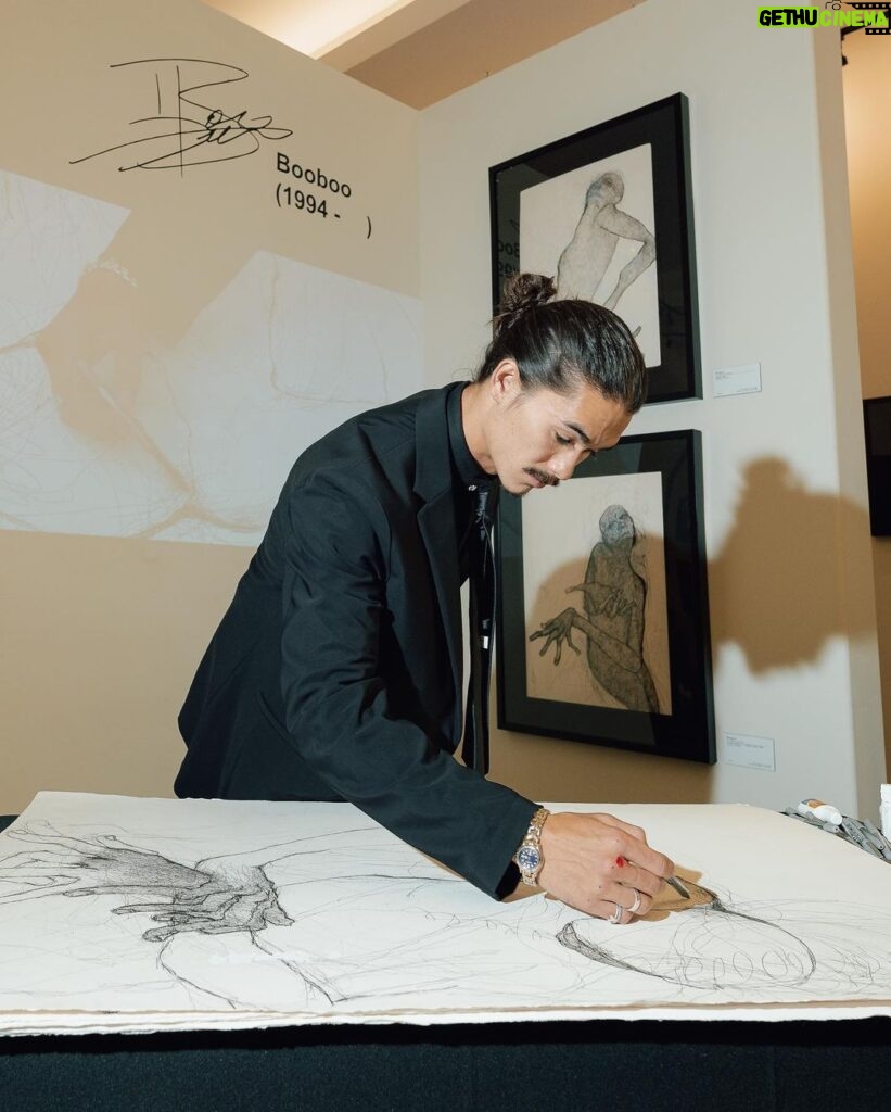 Booboo Stewart Instagram - Drawing has become so much more than just trying to make something interesting, more than what I think would look “good” on a wall, or even something thats just fun to do,, I’m so thankful to have found it as a form of communication and as a release,, thank you so much to @parkwestvegas and to everyone who came to see my exhibition “Things I Don’t Know How To Talk About” 🦅 really couldn’t say thank you enough 🤙🏽