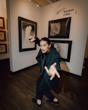 Booboo Stewart Instagram - Las Vegas friends and fellow travelers 🎩 don’t miss my solo exhibition with the @parkwestvegas it’ll be up for a few more weeks 🦅
.
📷 @stardustfallout