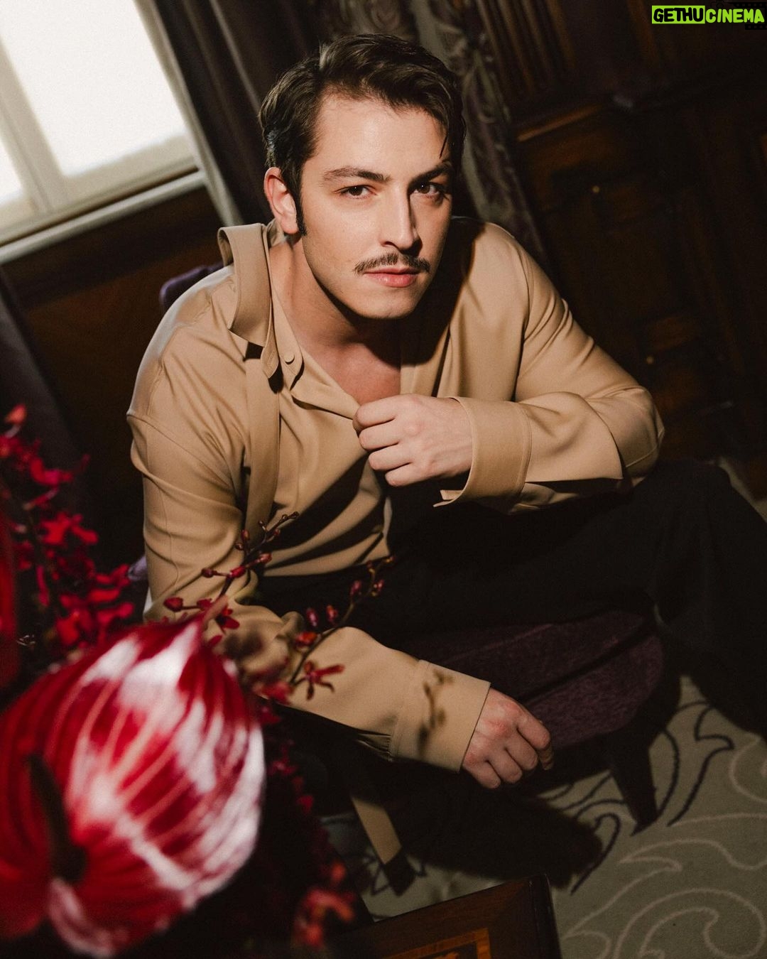 Boran Kuzum Instagram - As an actor, over the years fashion has been a big part of my work. I love creating scrapbooks from fashion shoots when I’m working on a new character. The mood, the feeling of the clothes, the way you put them together always helped me to go deeper in the character. Other day, I was lucky enough to see @sabatods ‘s first Gucci Men’s show in Milan. Every piece was like a part of this beautiful puzzle of creativity. Congratulations to @sabatods and all the crew behind it. And thanks for having me on this special day. @gucci #GucciAncora #MFW #reklam Milan, Italy
