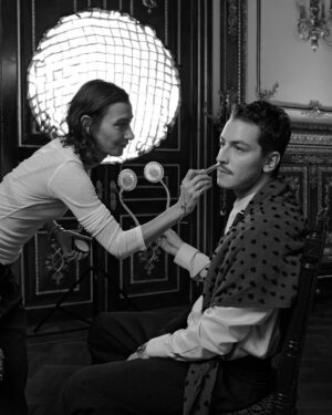 Boran Kuzum Instagram - Premiere day for #Bihter 🖤
Streaming now on @primevideo @primevideotr 
styling by @simonrutigliano 
photography by @iamalanmarty 
Hair by @mustafa_akguul 
Make up by @burkhu

#reklam