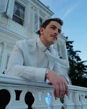 Boran Kuzum Instagram - Premiere day for #Bihter 🖤
Streaming now on @primevideo @primevideotr 
styling by @simonrutigliano 
photography by @iamalanmarty 
Hair by @mustafa_akguul 
Make up by @burkhu

#reklam