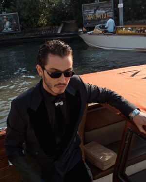Boran Kuzum Instagram - we keep celebrating cinema and art at 80th Venice International Film Festival
@kein 
Wearing @giorgioarmani and @cartier archive brooch from 1937 

@kein @canuzuner @serendal 
Photography by @iamalanmarty @kazimgunyar 
Special thanks to  @begsaruhan @iugeenio @tanboy.me @sinemgurleyuk @yozbudun @zumrutburul 
Styling by @yasemineke 

#reklam