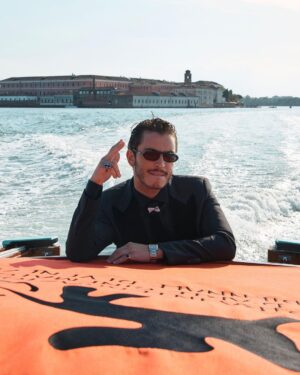 Boran Kuzum Instagram - we keep celebrating cinema and art at 80th Venice International Film Festival
@kein 
Wearing @giorgioarmani and @cartier archive brooch from 1937 

@kein @canuzuner @serendal 
Photography by @iamalanmarty @kazimgunyar 
Special thanks to  @begsaruhan @iugeenio @tanboy.me @sinemgurleyuk @yozbudun @zumrutburul 
Styling by @yasemineke 

#reklam