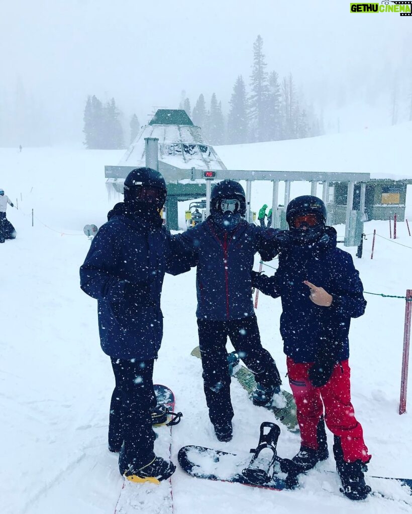 Bradley Steven Perry Instagram - Yeah, yeah, I'm posting a picture of snow/snowboarding. What's new. Everyone calm down. Mammoth Mountain