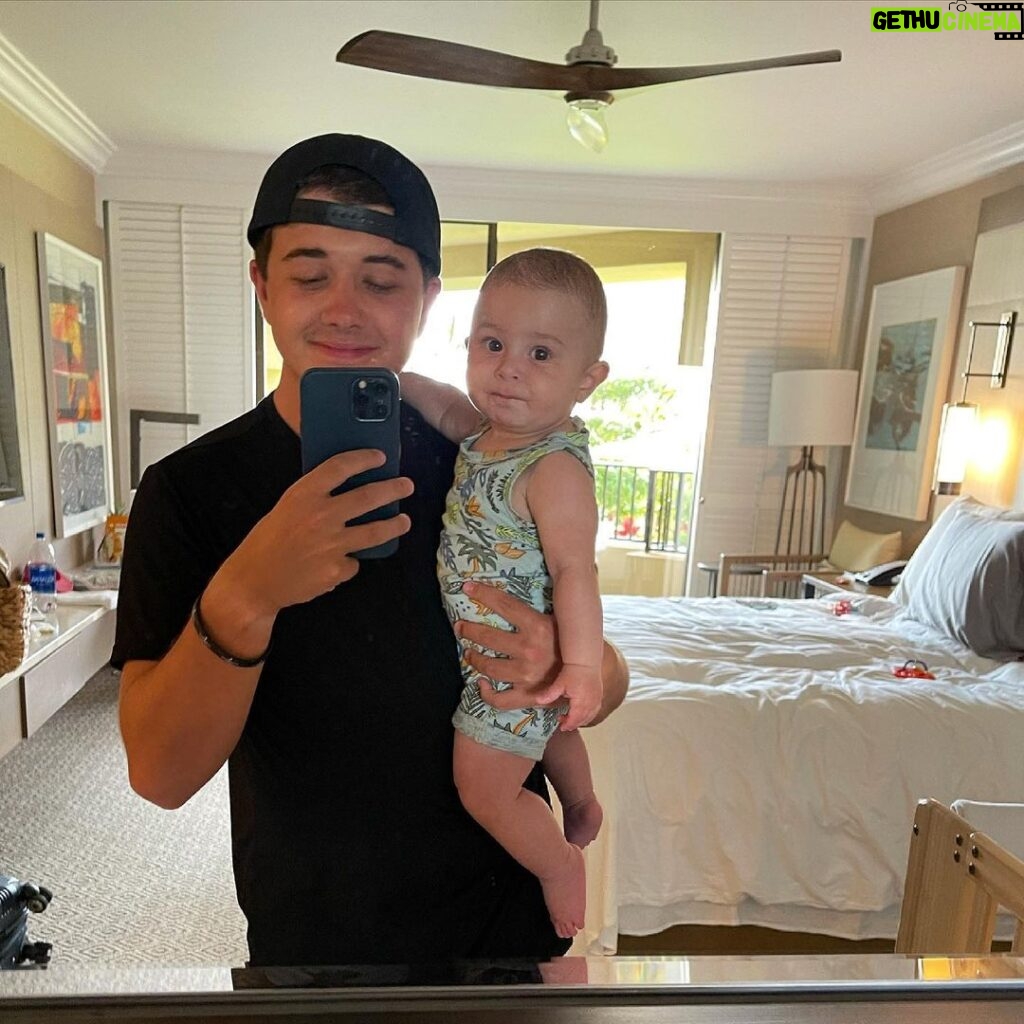 Bradley Steven Perry Instagram - Mirror baby 4 month marker but make it Hawaii