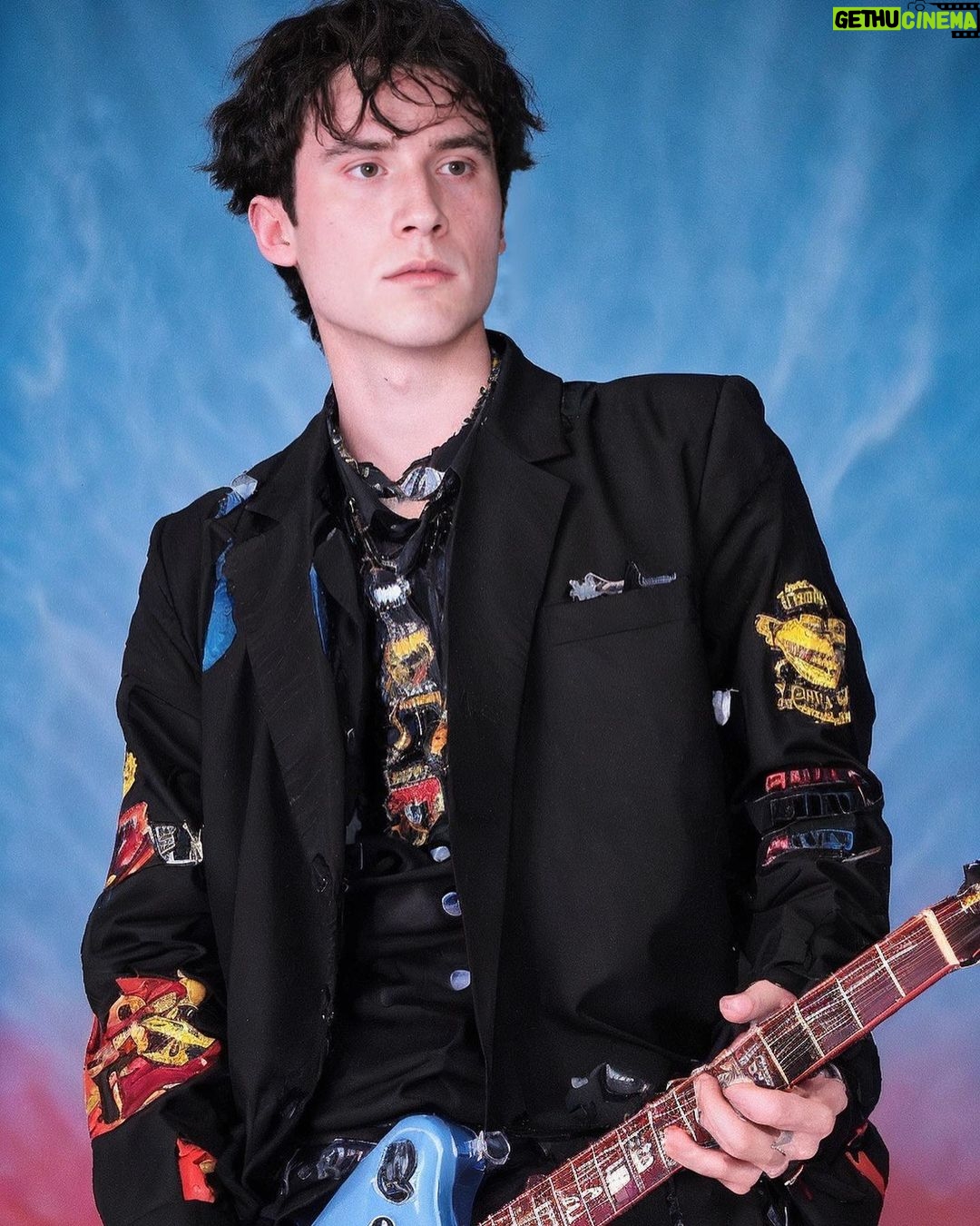 Brandon Calvillo Instagram - I paid a robot to make me look I was in the 90’s but ended up looking like the average fan of The 1975.