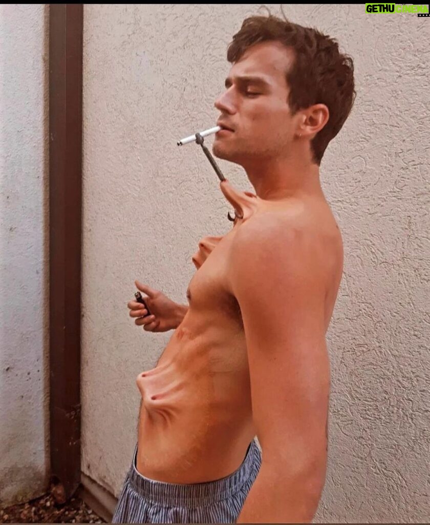 Brandon Flynn Instagram - Use ur body ⛓ #Hellraiser @hulu @russellefx