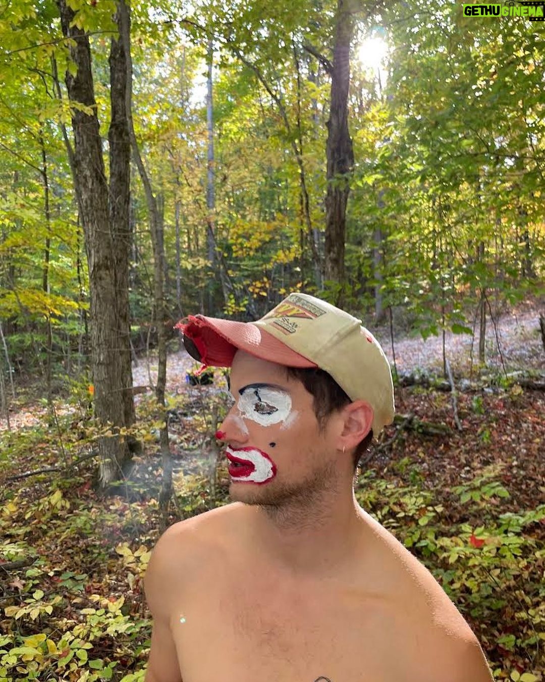Brandon Flynn Instagram - îles dans le ruisseau