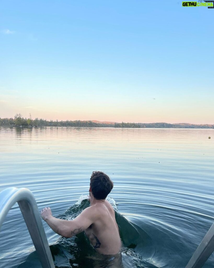 Brandon Flynn Instagram - îles dans le ruisseau