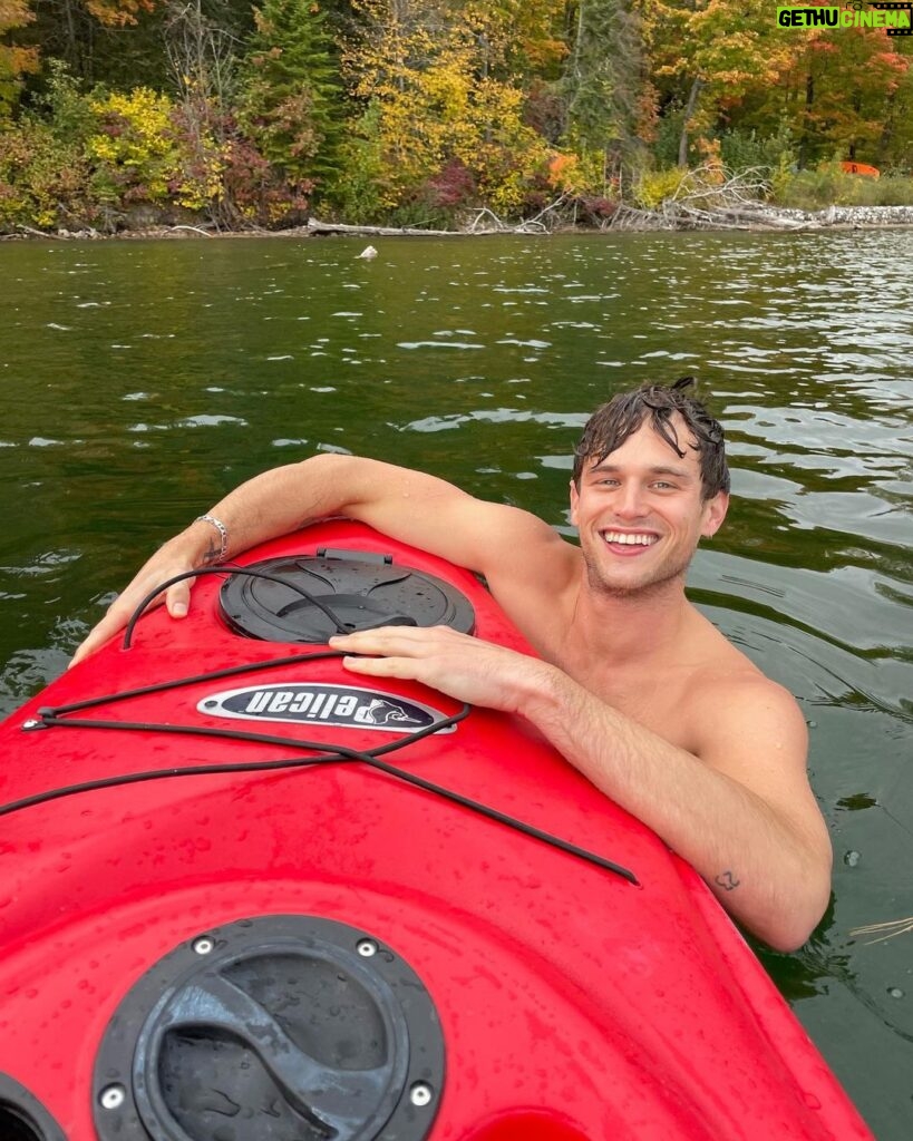 Brandon Flynn Instagram - îles dans le ruisseau