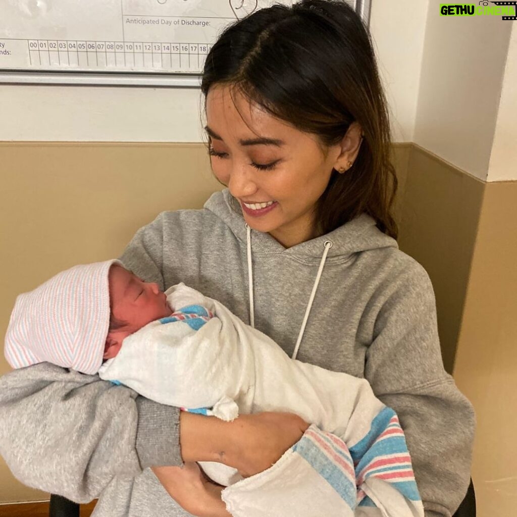 Brenda Song Instagram - Please excuse the mess that is me. I look like I was the one who gave birth and not @mamaraerae hahaha buuuut welcome to this insane world Jaylen Joy “JJ” Song! So proud and happy for you @timmystr0ng @mamaraerae love you guys!! #proudauntie