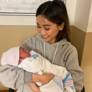 Brenda Song Instagram - Please excuse the mess that is me. I look like I was the one who gave birth and not @mamaraerae hahaha buuuut welcome to this insane world Jaylen Joy “JJ” Song! So proud and happy for you  @timmystr0ng @mamaraerae love you guys!! #proudauntie