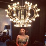 Brenda Song Instagram – This chandelier tho!!! How could I not?!? 👑🐝😝@slsbeverlyhills @inn8creative @modelistemagazine @youcamapps  #YouCamMakeup