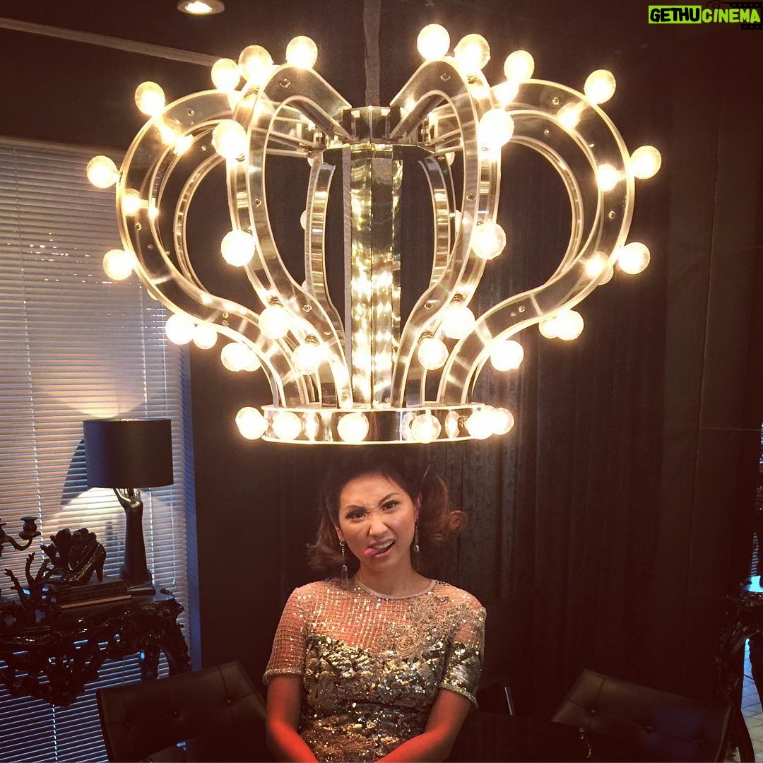 Brenda Song Instagram - This chandelier tho!!! How could I not?!? 👑🐝😝@slsbeverlyhills @inn8creative @modelistemagazine @youcamapps #YouCamMakeup