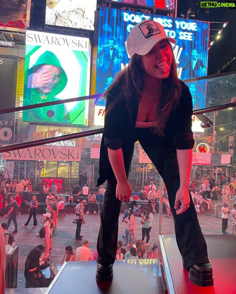 Brenna D'Amico Instagram - 🫶 Times Square New York, USA
