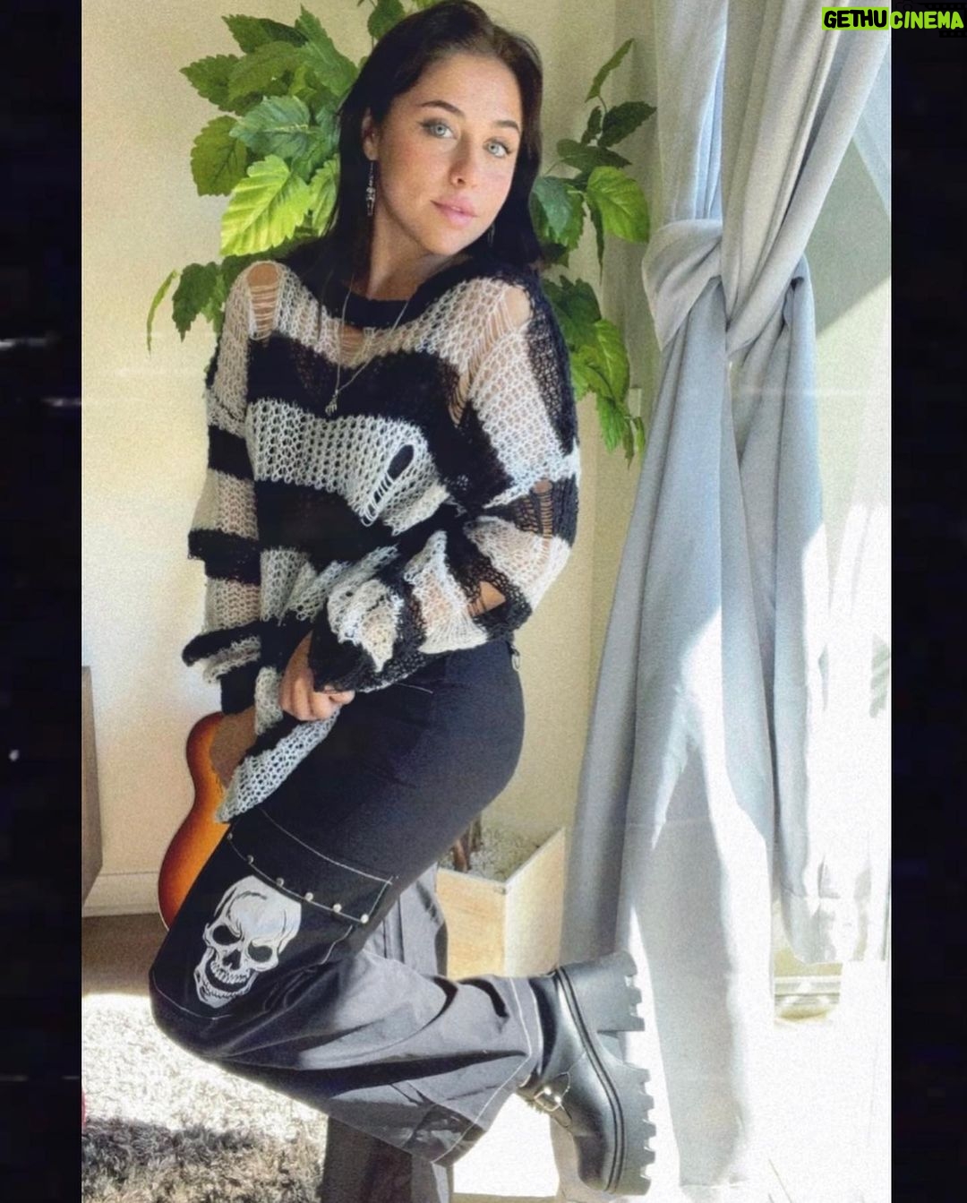 Brenna D'Amico - 38.8K Likes - Shop the #romweblackfriday sale with me! Get an additional 15% off the entire @romwe_fun site with my code “15BRENNA” #romwenextgen #romwepartner
My Top:1704189
My Jeans: 1842851