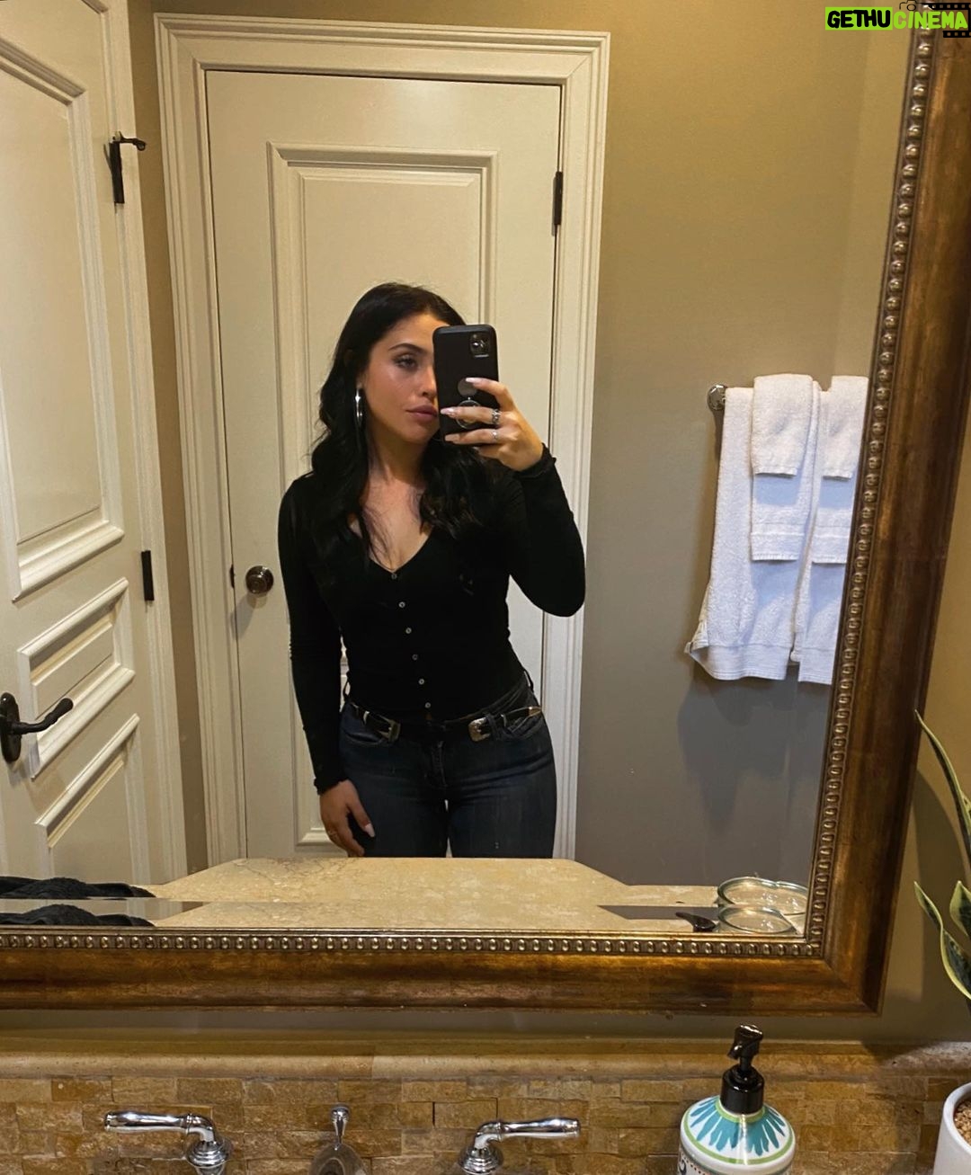 Brenna D'Amico - 49.2K Likes - Are mirror selfies still a thing¿🙃
