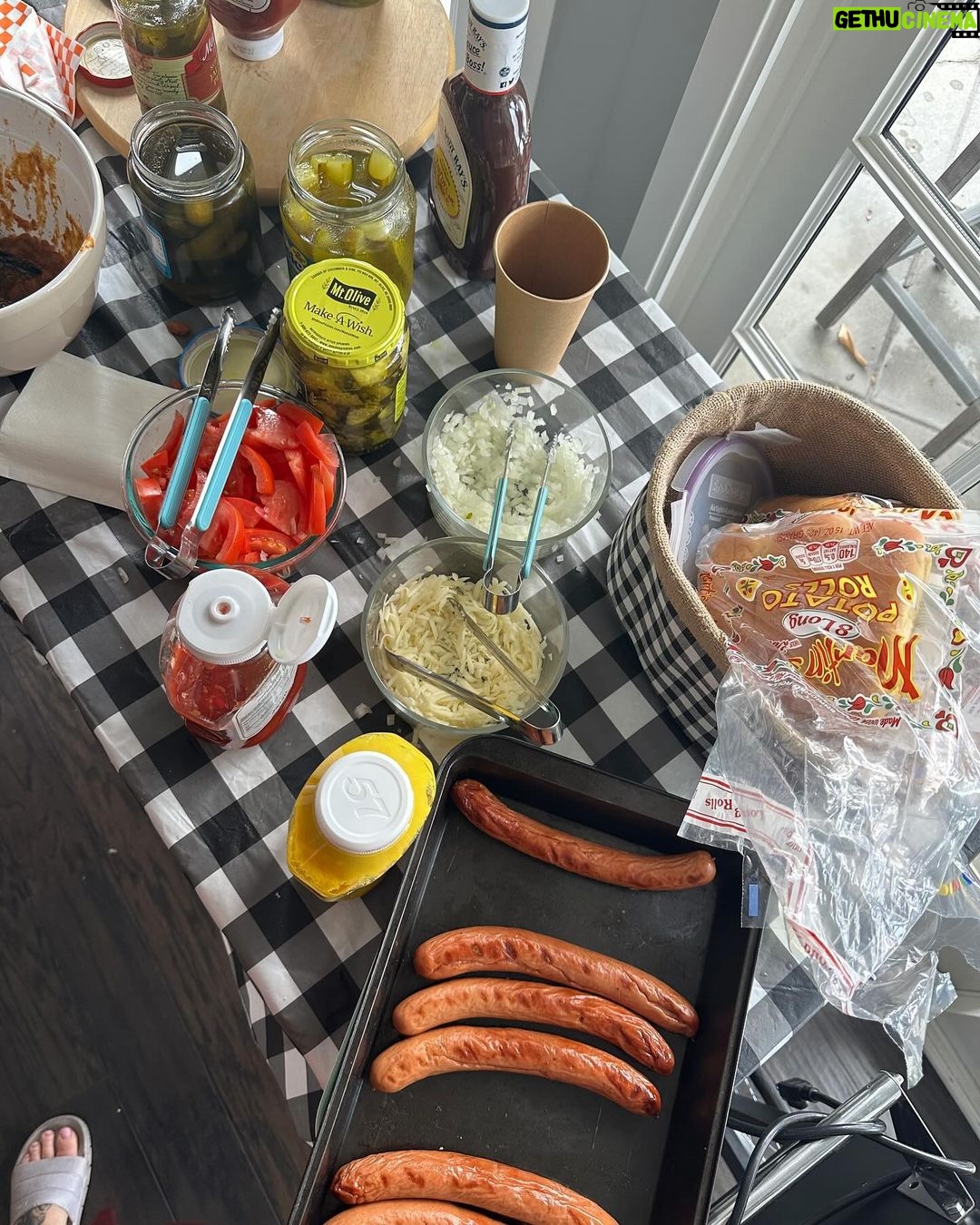 Brie Larson Instagram - I’m late to post about the 2nd annual family Hot Dog Festival (yes this is a real thing!!!). It is one of the greatest days of the year - because it means lot of dogs with @potatorolls bun!! Now tell me… What toppings are you going with? 🌭