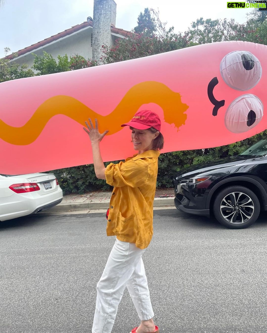 Brie Larson Instagram - I’m late to post about the 2nd annual family Hot Dog Festival (yes this is a real thing!!!). It is one of the greatest days of the year - because it means lot of dogs with @potatorolls bun!! Now tell me… What toppings are you going with? 🌭