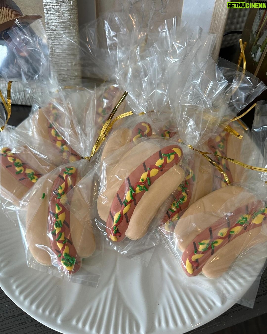Brie Larson Instagram - I’m late to post about the 2nd annual family Hot Dog Festival (yes this is a real thing!!!). It is one of the greatest days of the year - because it means lot of dogs with @potatorolls bun!! Now tell me… What toppings are you going with? 🌭