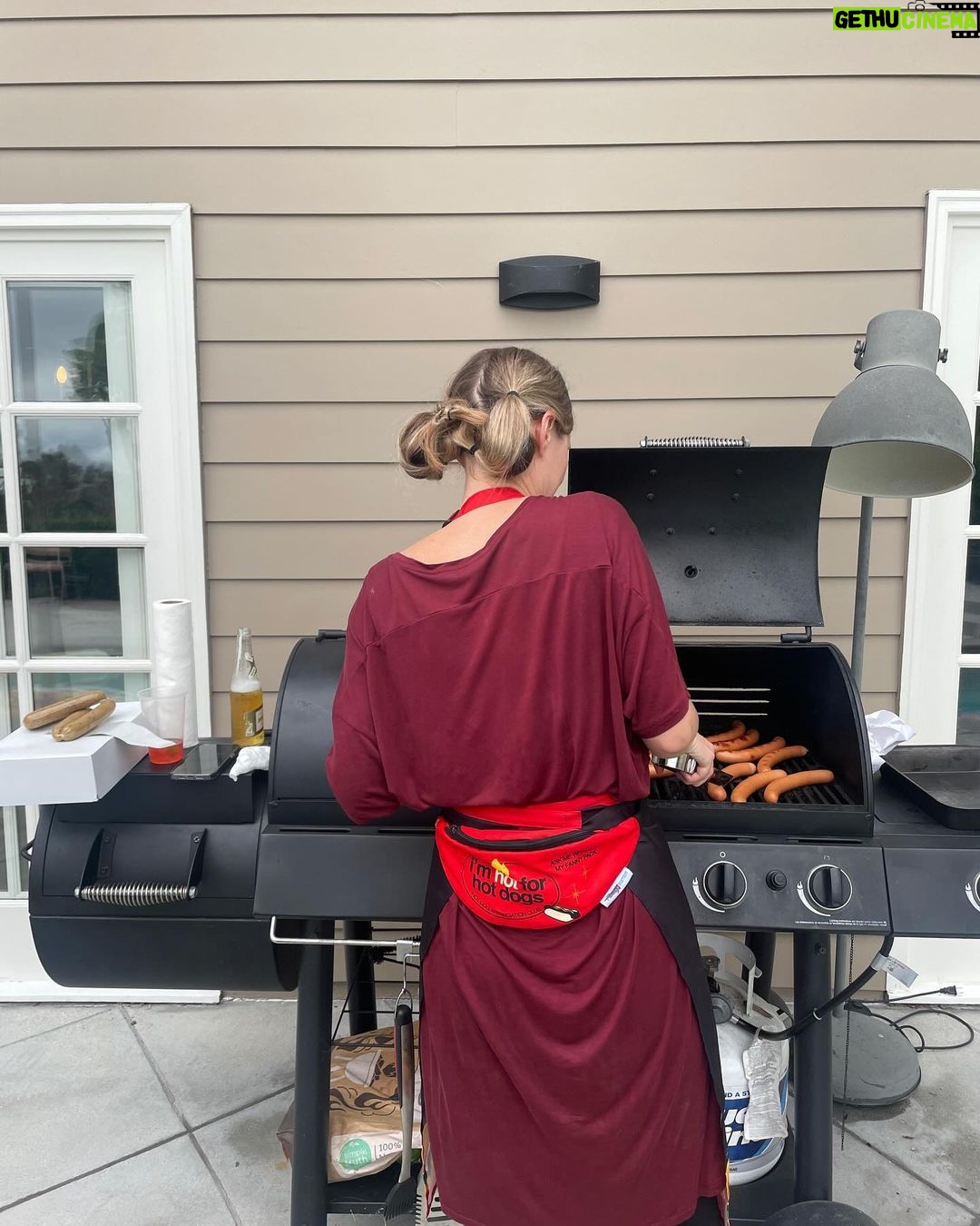 Brie Larson Instagram - I’m late to post about the 2nd annual family Hot Dog Festival (yes this is a real thing!!!). It is one of the greatest days of the year - because it means lot of dogs with @potatorolls bun!! Now tell me… What toppings are you going with? 🌭