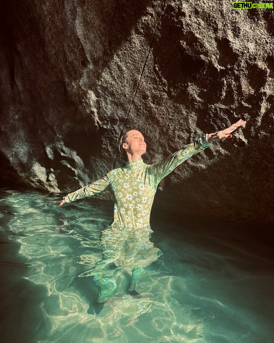 Brie Larson Instagram - Always practicing my posture