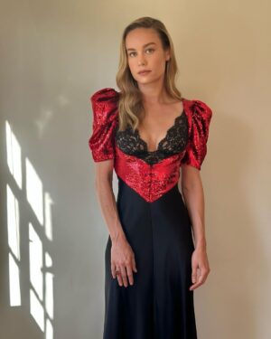 Brie Larson Instagram - @rodarte has my heart ❤️🖤 
Honored to present @kateandlauramulleavy the award for Designers of the Year at the #FLAs 

Glam: 
@samanthamcmillen_stylist 
@brycescarlett 
@yukari.makeup 
@melanie.bauer.style