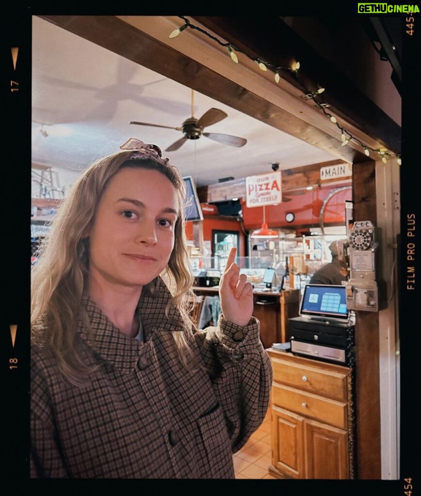 Brie Larson Instagram - It’s rude to point, but pizza and a performance needed to be pointed out! 🍕🎤