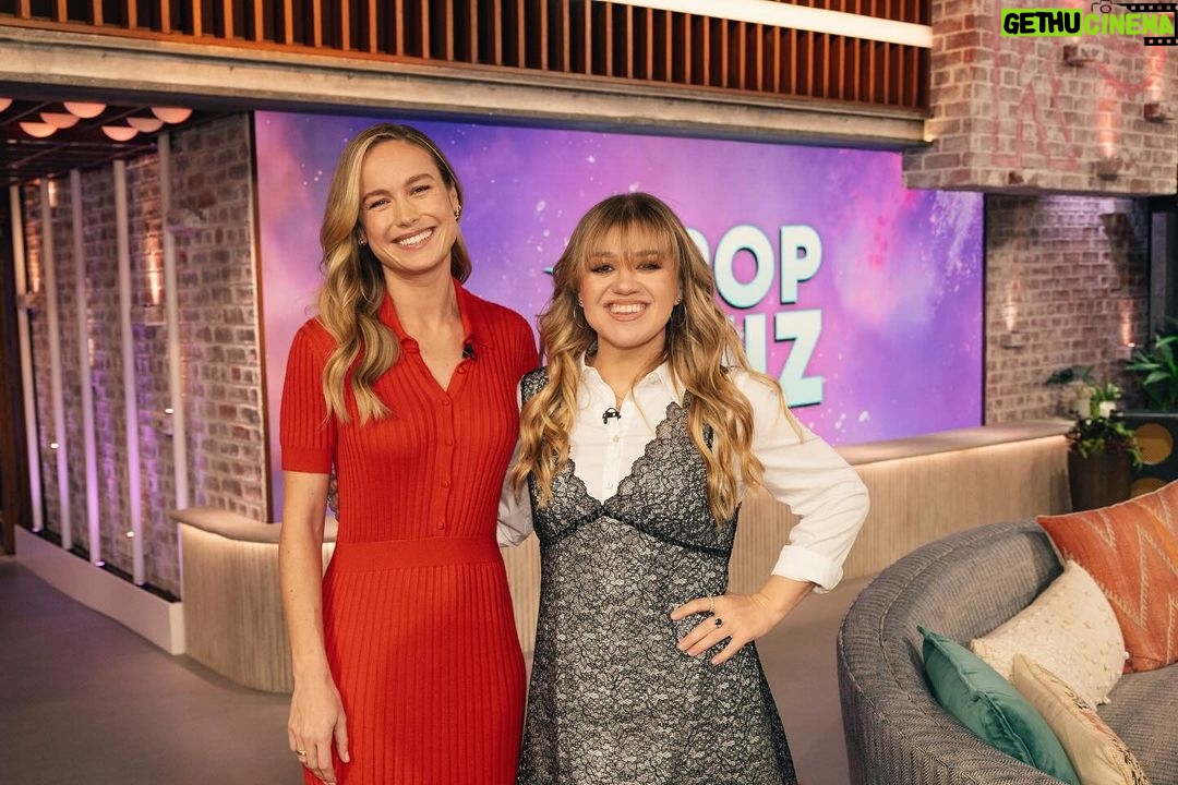 Brie Larson Instagram - Tune in to the @kellyclarksonshow Monday as Kelly tries to stump me in Pop Quiz 🍌