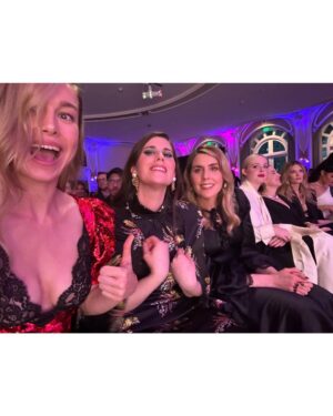 Brie Larson Instagram - @rodarte has my heart ❤️🖤 
Honored to present @kateandlauramulleavy the award for Designers of the Year at the #FLAs 

Glam: 
@samanthamcmillen_stylist 
@brycescarlett 
@yukari.makeup 
@melanie.bauer.style