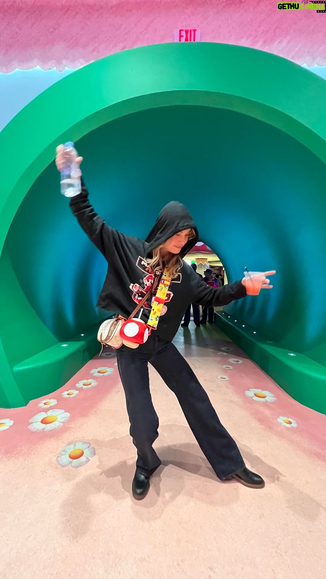 Brie Larson Instagram - Dancing to the castle to find princess peach 🏰 #SuperNintendoWorld is EVERYTHING I hoped living in the Mushroom Kingdom would be like 🍄❤️💚